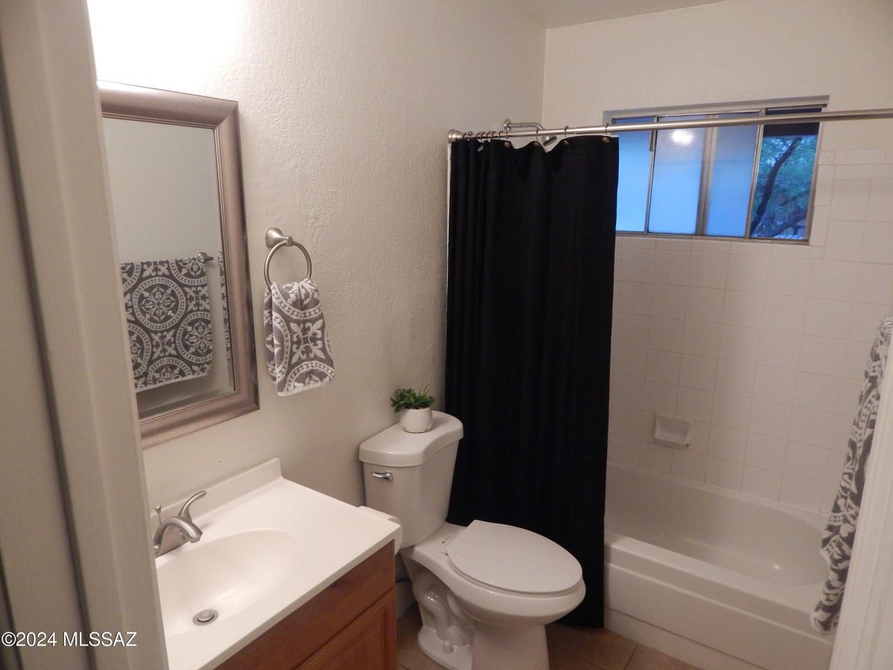 1238 E 24th St - Photo 6 of 14