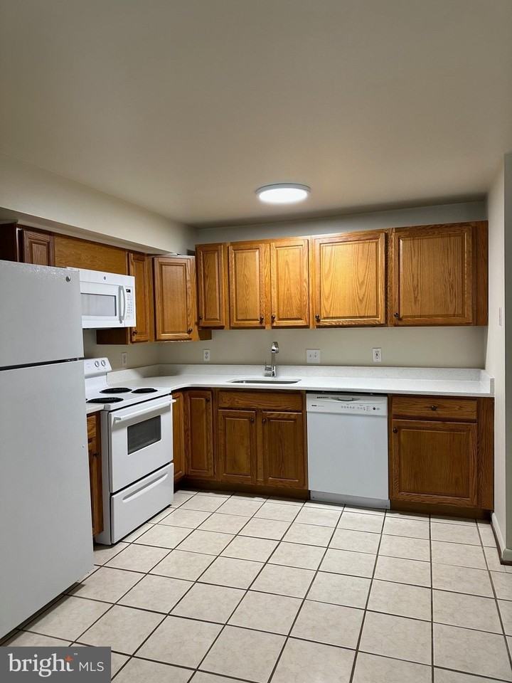 204 16th St Se #B - Photo 3 of 13