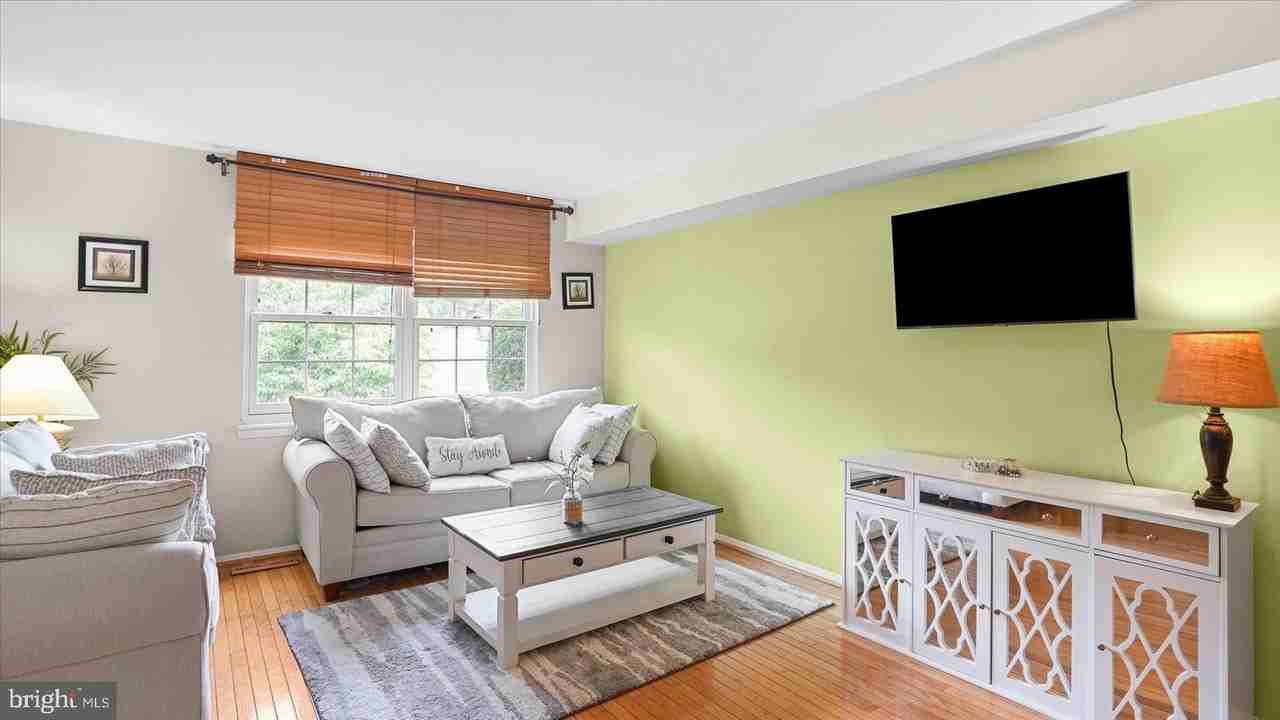 6 Drawbridge Ct - Photo 3 of 46