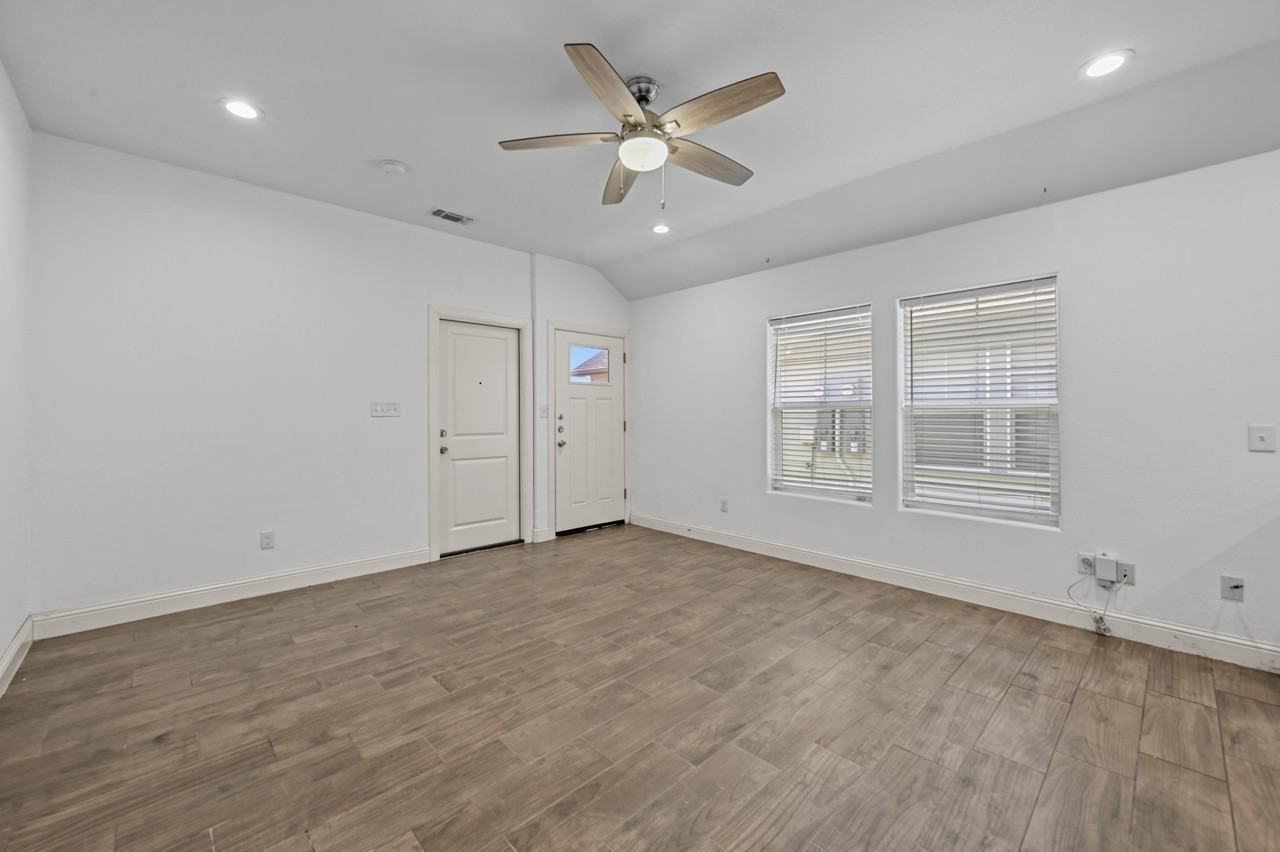 607 E Carter St #607 - Photo 2 of 20
