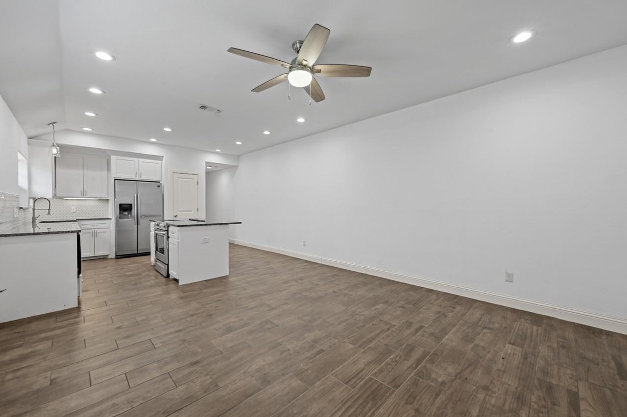 607 E Carter St #607 - Photo 3 of 20