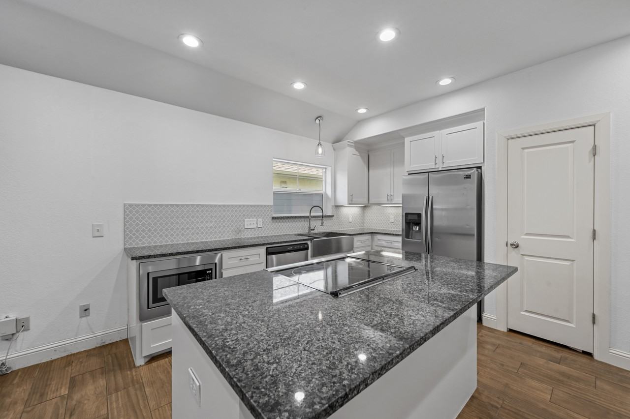 607 E Carter St #607 - Photo 5 of 20