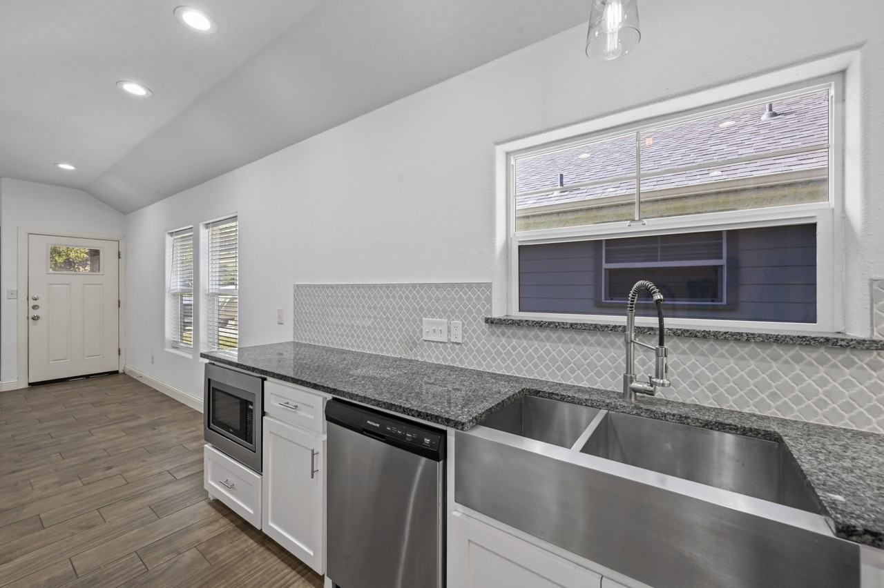 607 E Carter St #607 - Photo 7 of 20