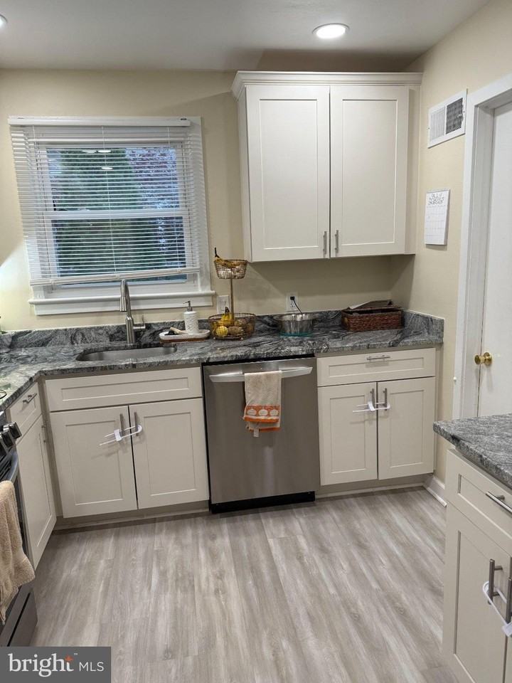 4325 Maple Ave - Photo 2 of 14