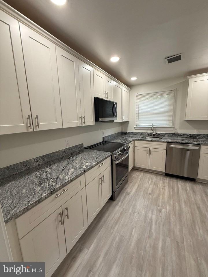 4325 Maple Ave - Photo 6 of 14
