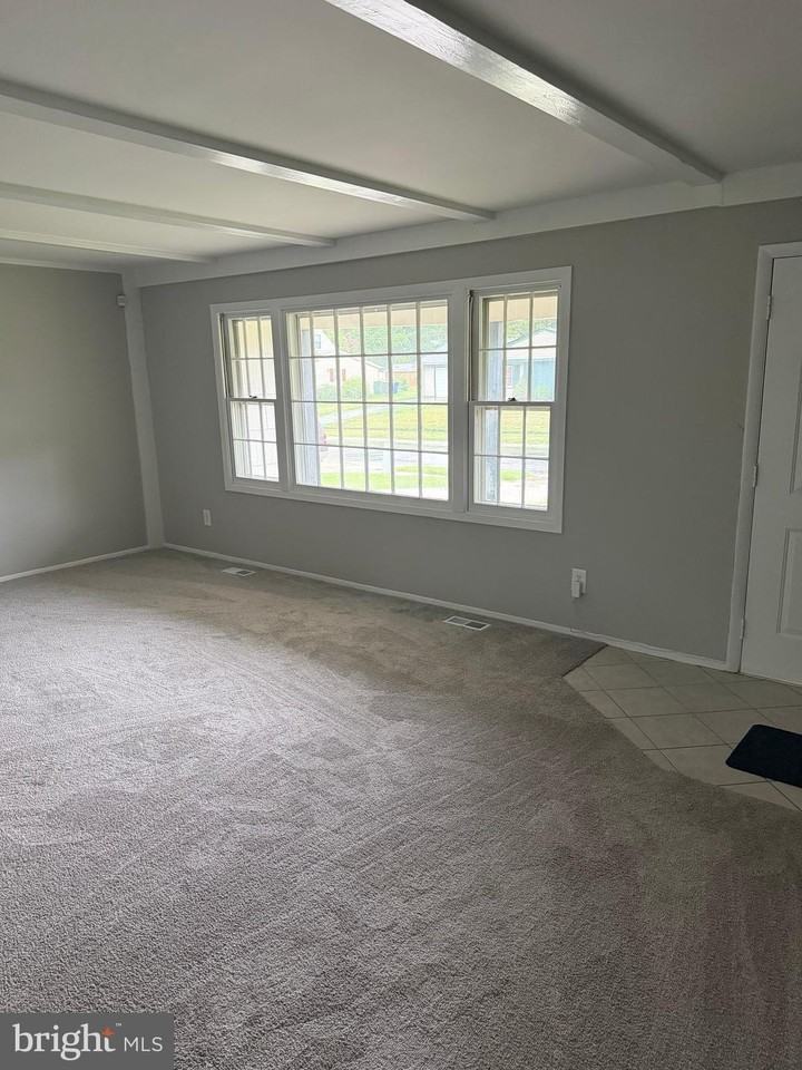111 Edge Ln - Photo 4 of 37