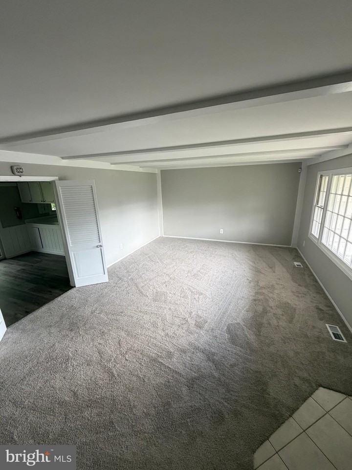 111 Edge Ln - Photo 5 of 37