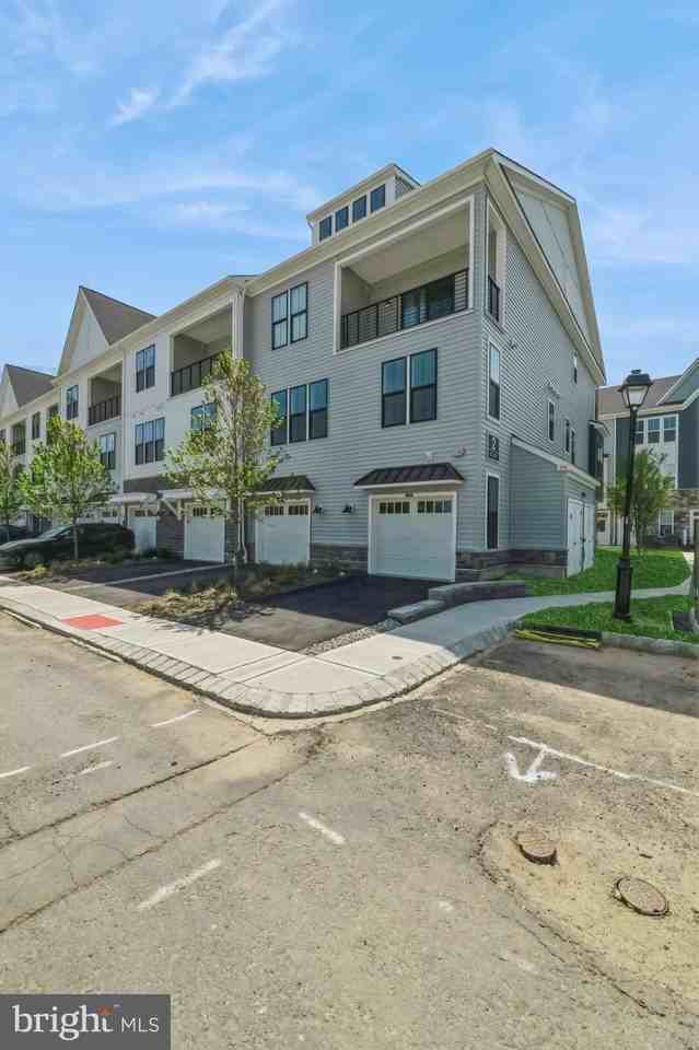 2107 Donatello Dr - Photo 3 of 48