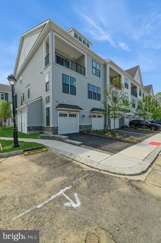 2107 Donatello Dr - Photo 5 of 48
