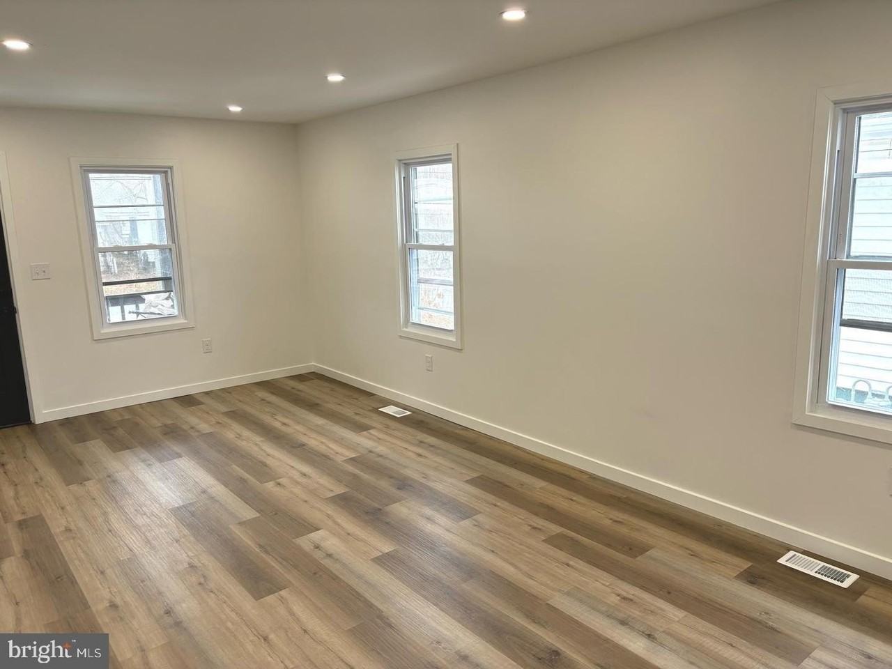 1019 S Broadway - Photo 3 of 27