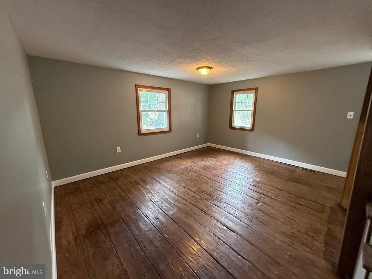 1094 Kings Hwy - Photo 3 of 20