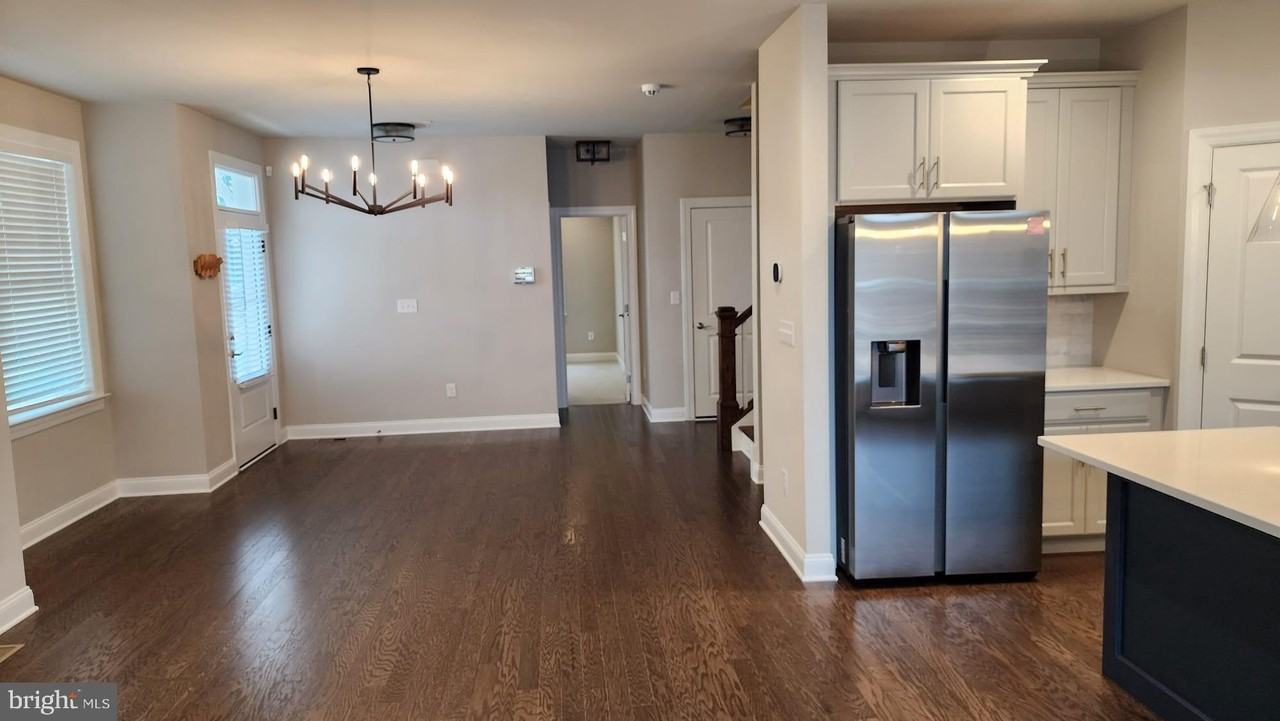 212 Foxhedge Rd - Photo 3 of 34