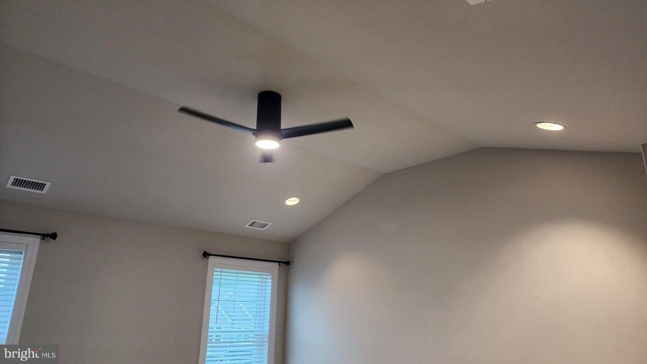 212 Foxhedge Rd - Photo 4 of 34