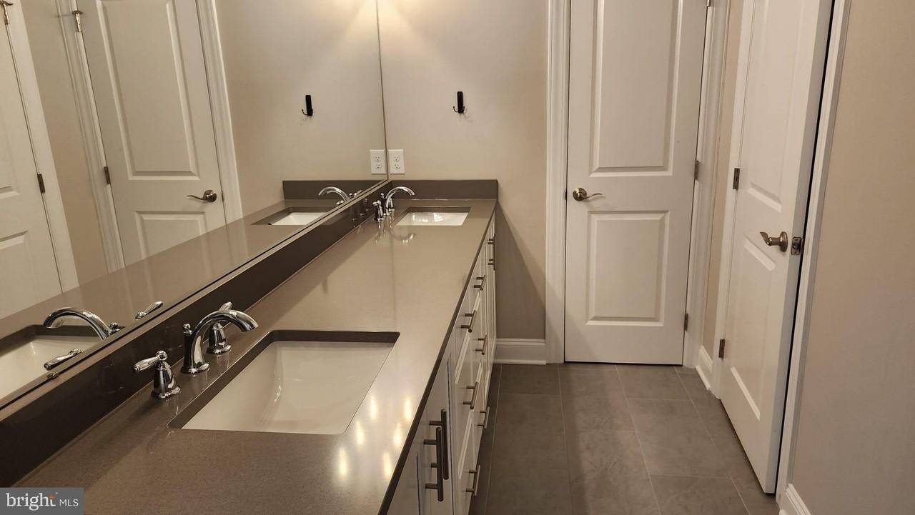 212 Foxhedge Rd - Photo 6 of 34