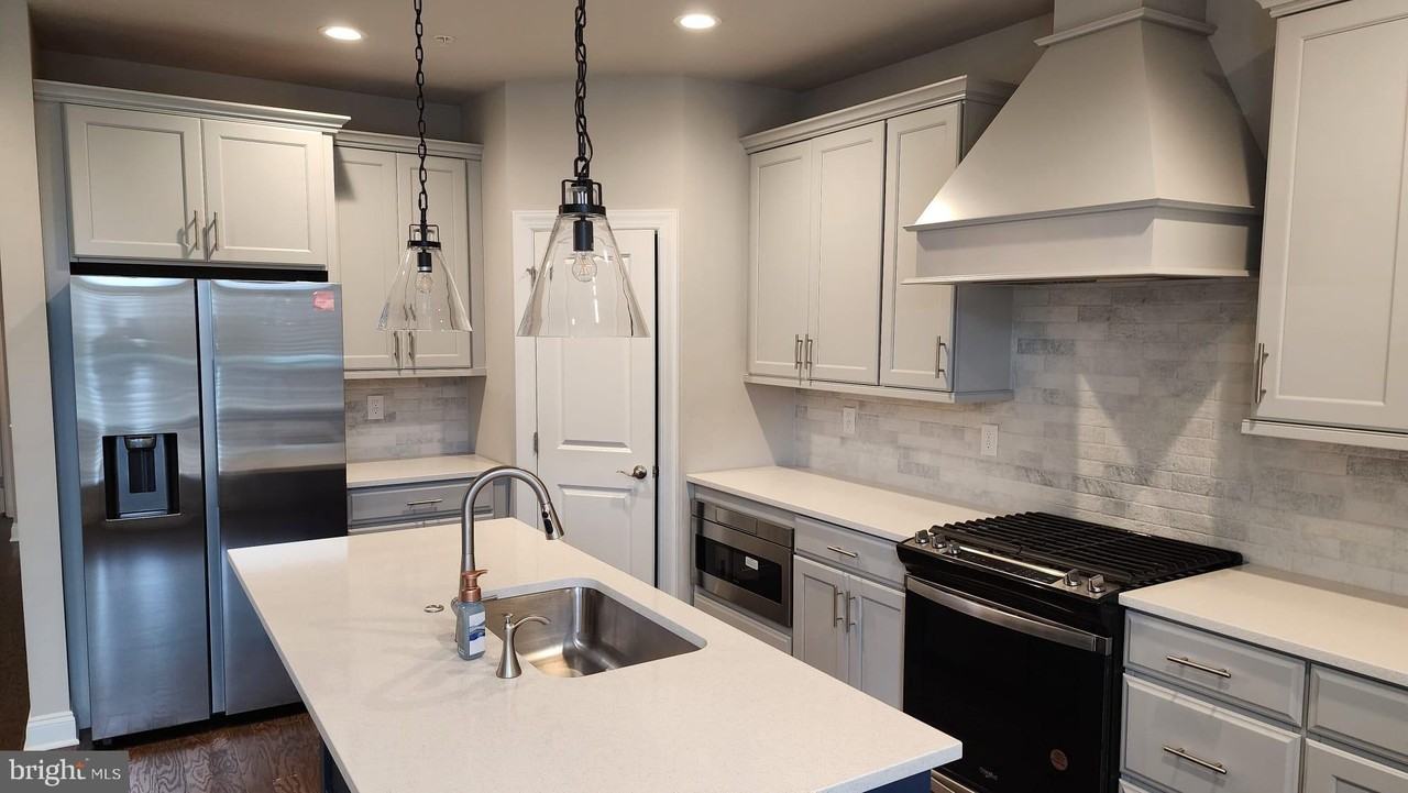 212 Foxhedge Rd - Photo 7 of 43