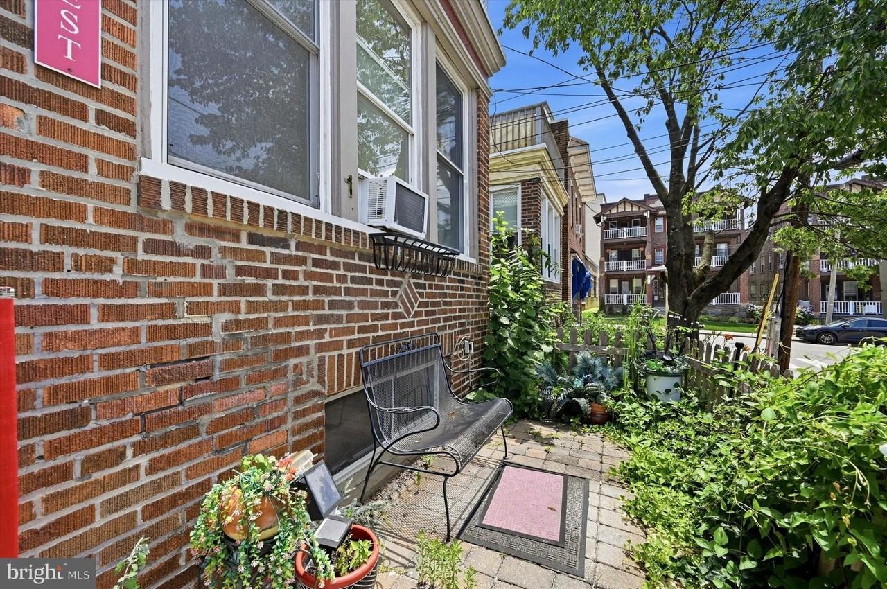 1 1/2 W Athens Ave #C - Photo 3 of 24