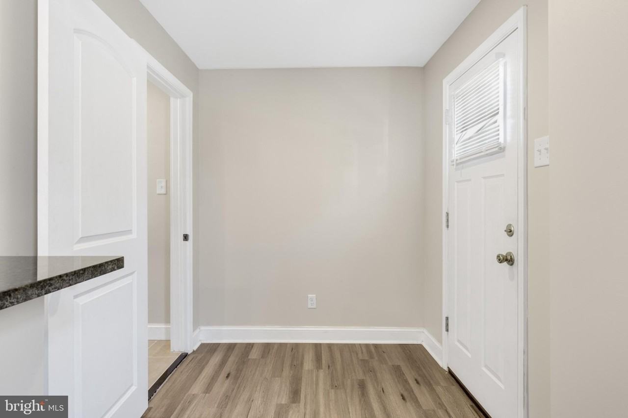 3127 Cedar St #1R - Photo 3 of 18