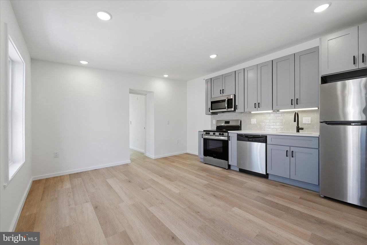 627 N 16th St #302 - Photo 3 of 12