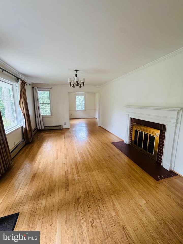 4046 Elizabeth Ln - Photo 2 of 28