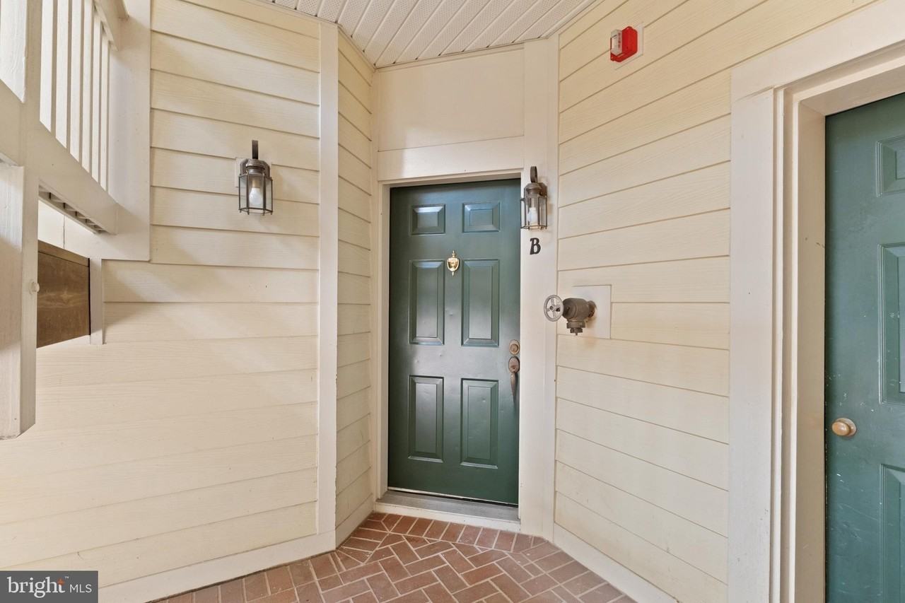1324 Garden Wall Cir #B - Photo 2 of 32
