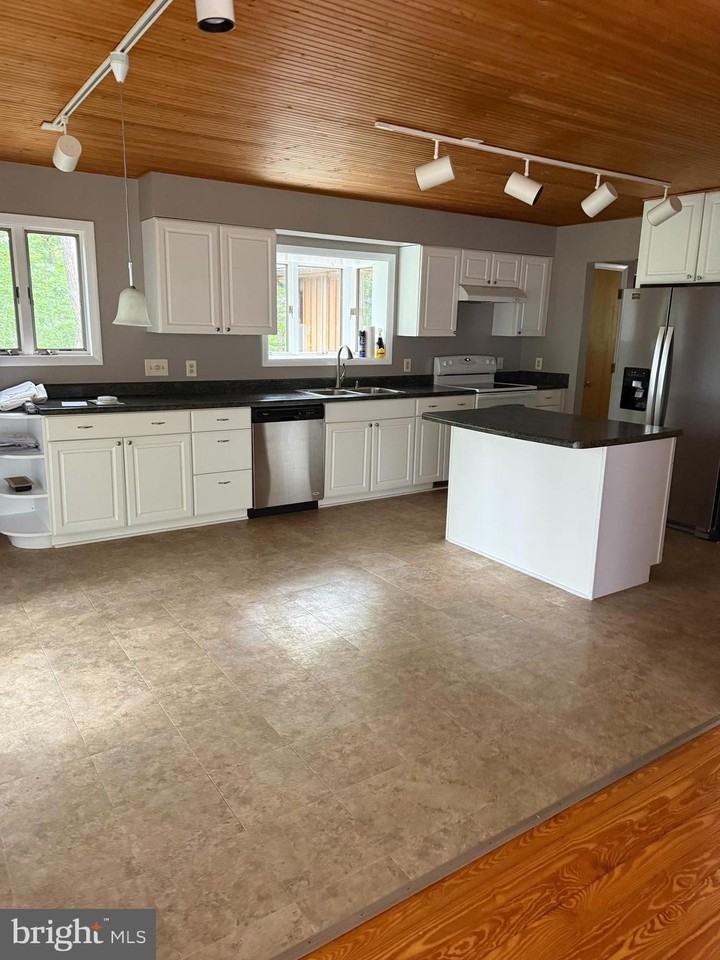 5185 Ridge Rd - Photo 6 of 17