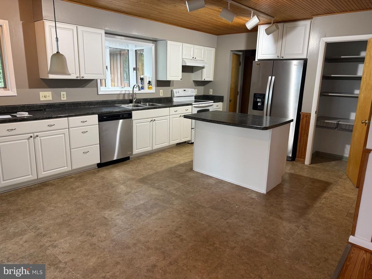 5185 Ridge Rd - Photo 7 of 17