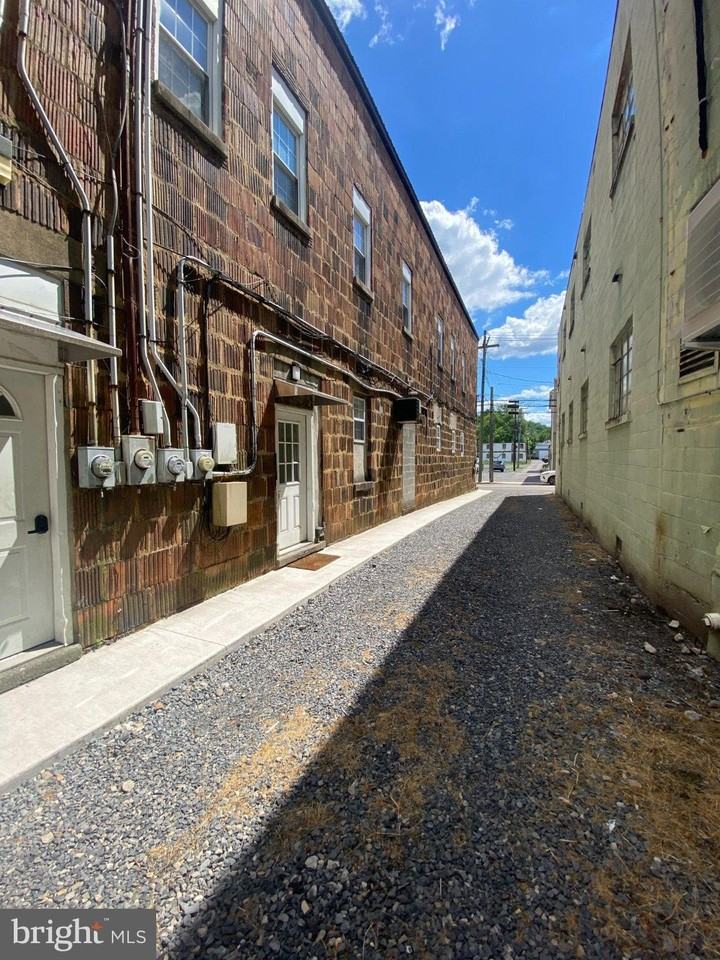 181 Armstrong St #D - Photo 3 of 22