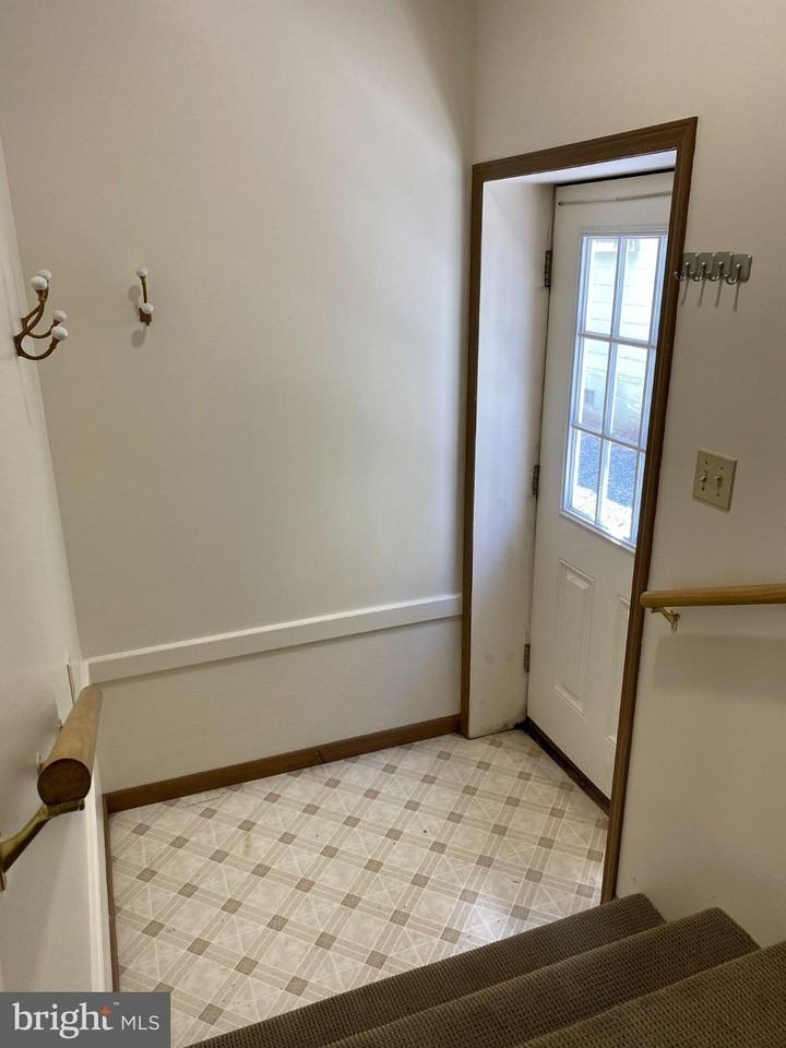 181 Armstrong St #D - Photo 6 of 22