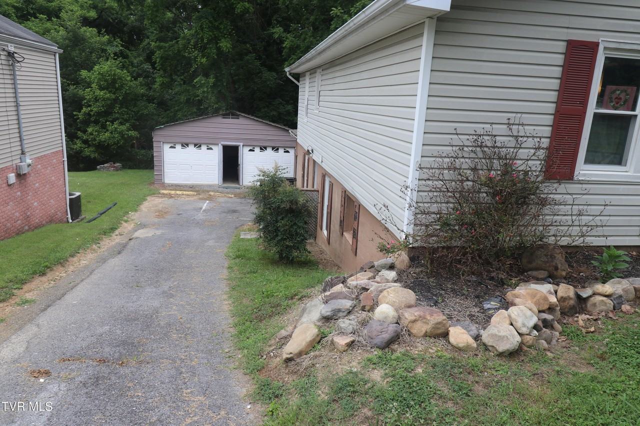 1672 Houston Ave - Photo 2 of 23