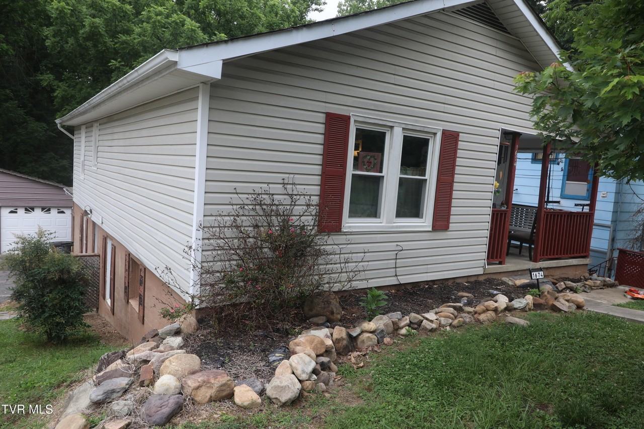 1672 Houston Ave - Photo 3 of 23