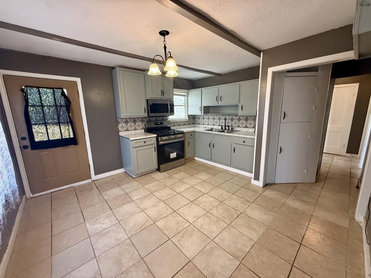 1901 Hines Blvd - Photo 5 of 13