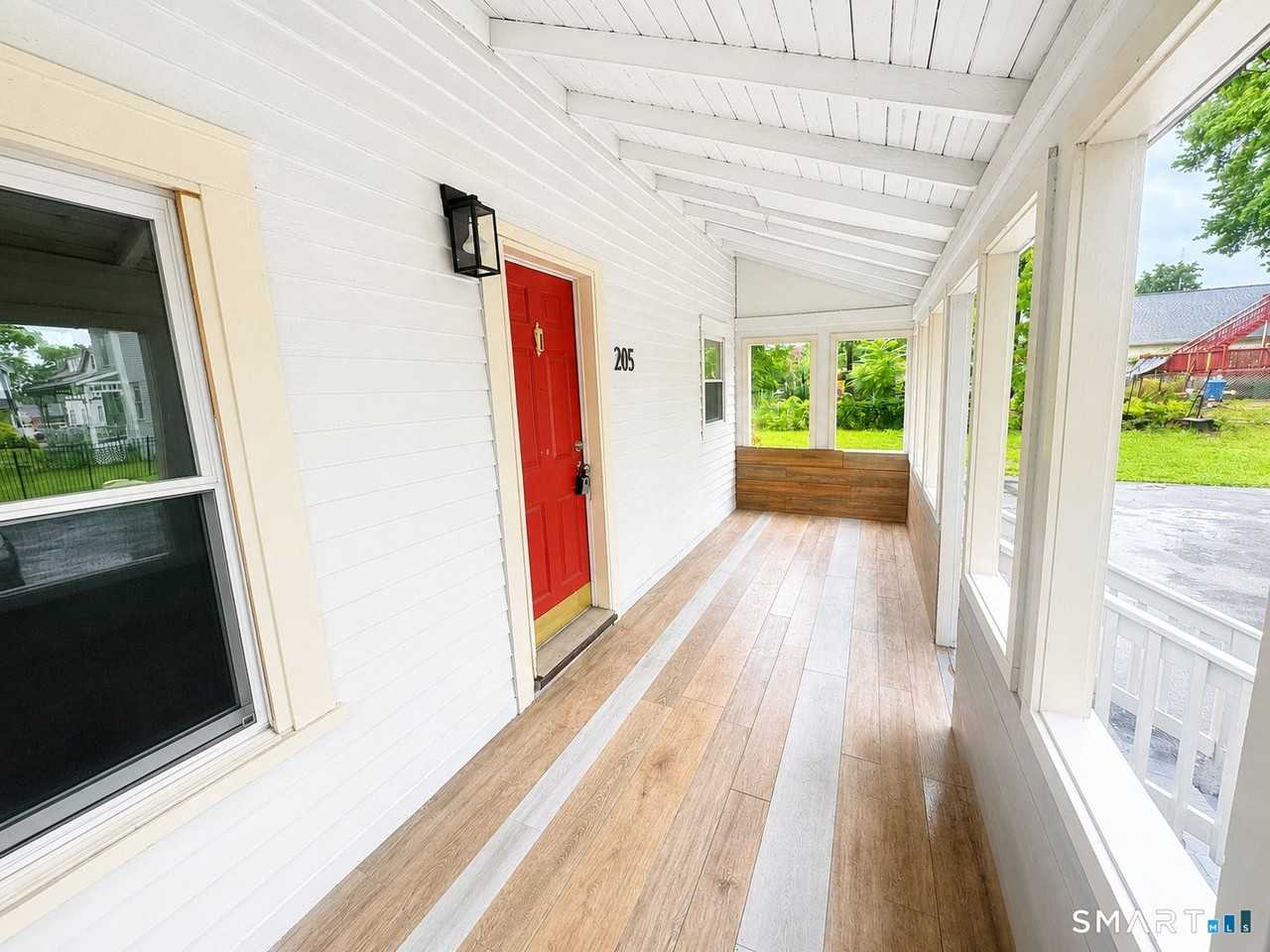 205B Laurel St - Photo 4 of 23