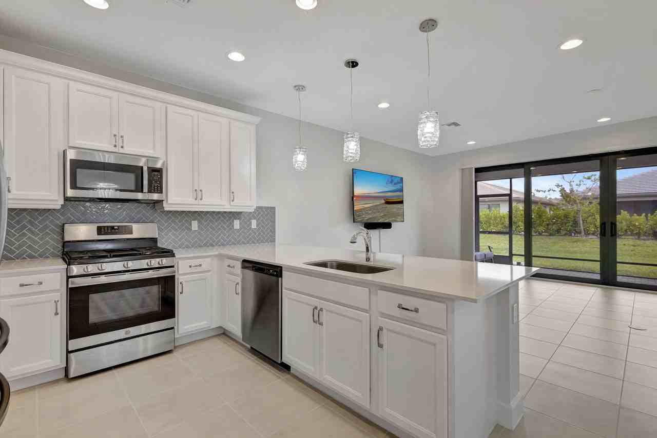 12557 Sw Rain River Dr - Photo 3 of 50