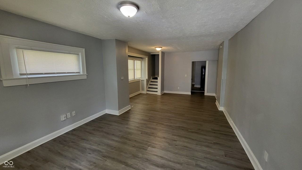 557 N Dearborn St - Photo 2 of 15