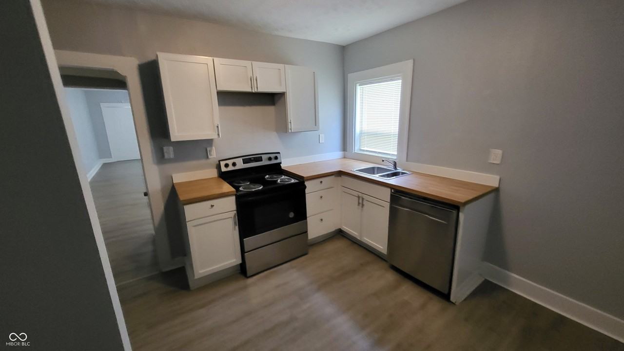 557 N Dearborn St - Photo 6 of 15
