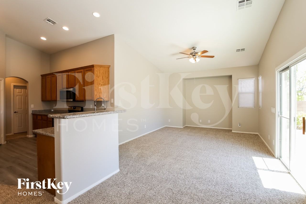 609 Fiesta Del Rey Ave - Photo 5 of 15