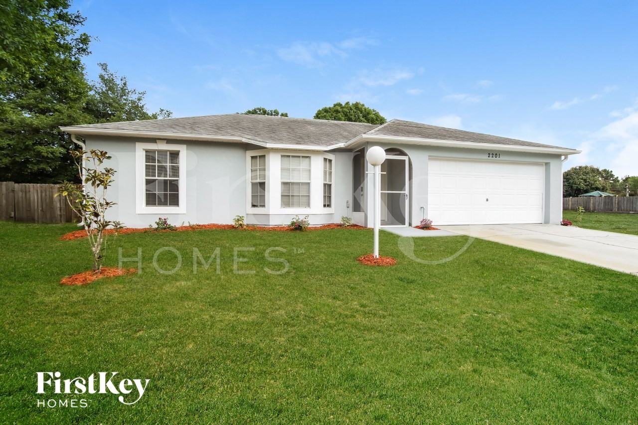 2201 Wagonwheel Ave Se - Photo 2 of 15