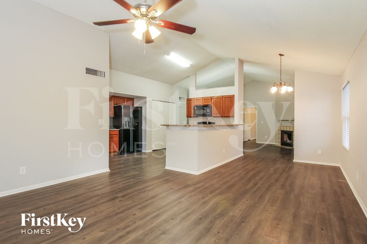 13269 N 56th Ave - Photo 4 of 16