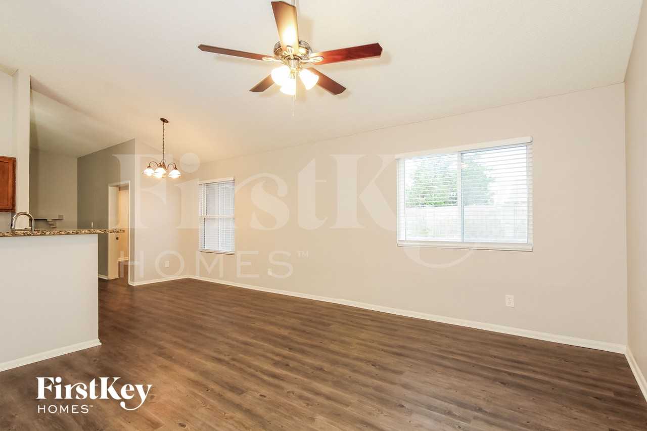 13269 N 56th Ave - Photo 5 of 16