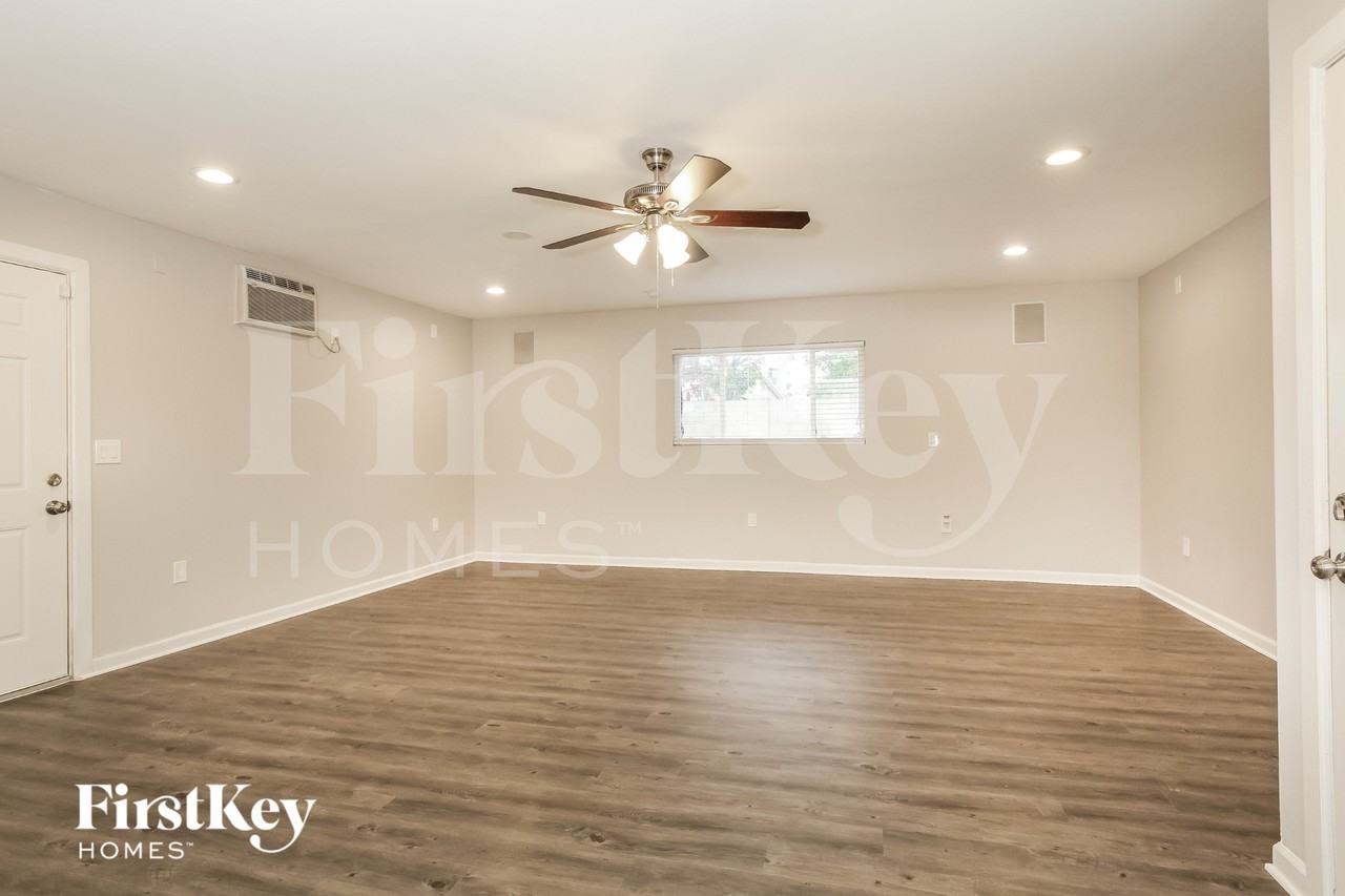 13269 N 56th Ave - Photo 6 of 16