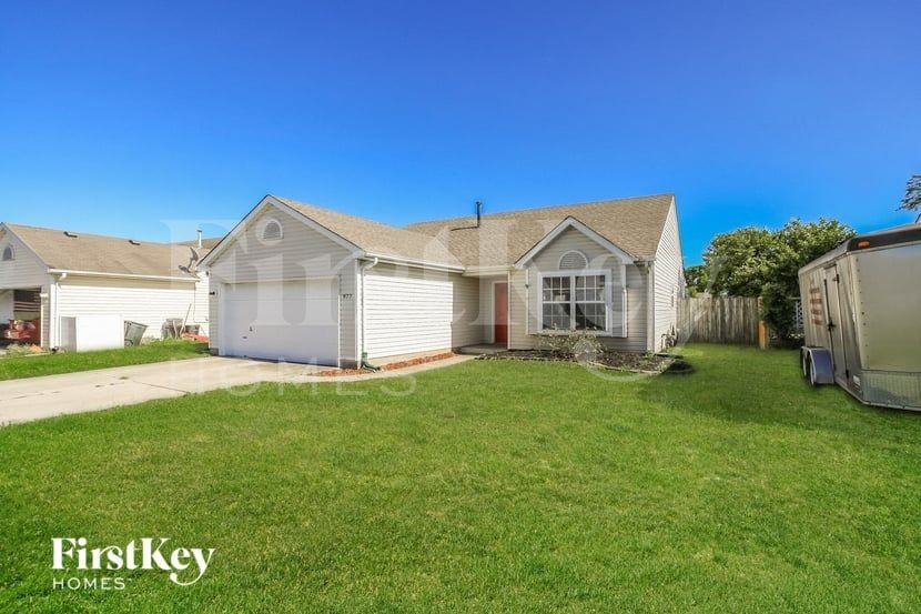 977 Hathaway Dr - Photo 2 of 15