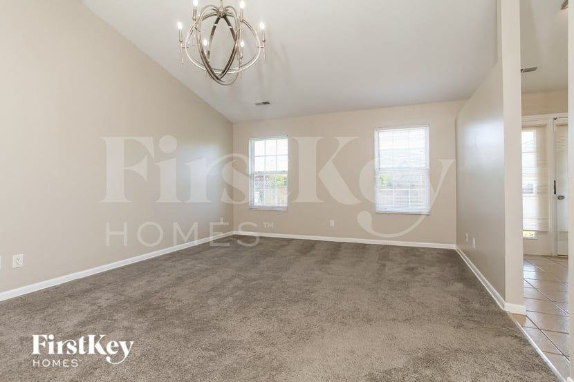 977 Hathaway Dr - Photo 3 of 15