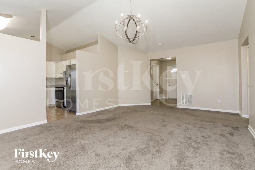 977 Hathaway Dr - Photo 4 of 15