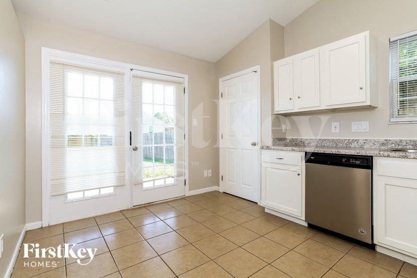 977 Hathaway Dr - Photo 5 of 15
