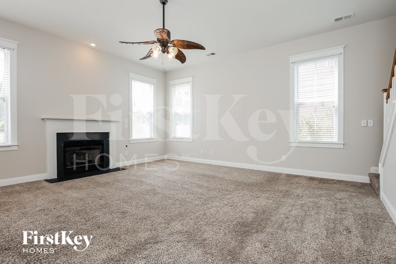 228 Silverwood Ln - Photo 4 of 17