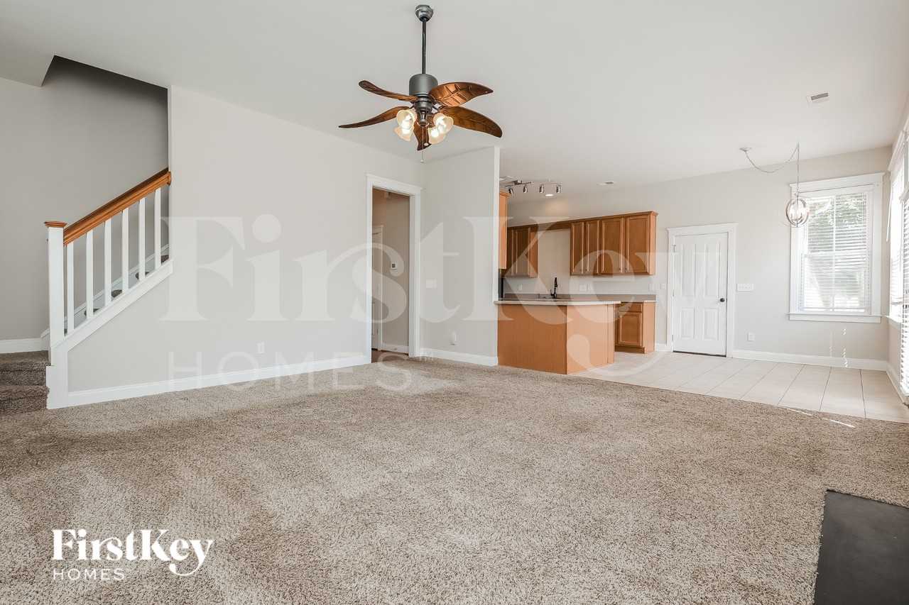 228 Silverwood Ln - Photo 5 of 17