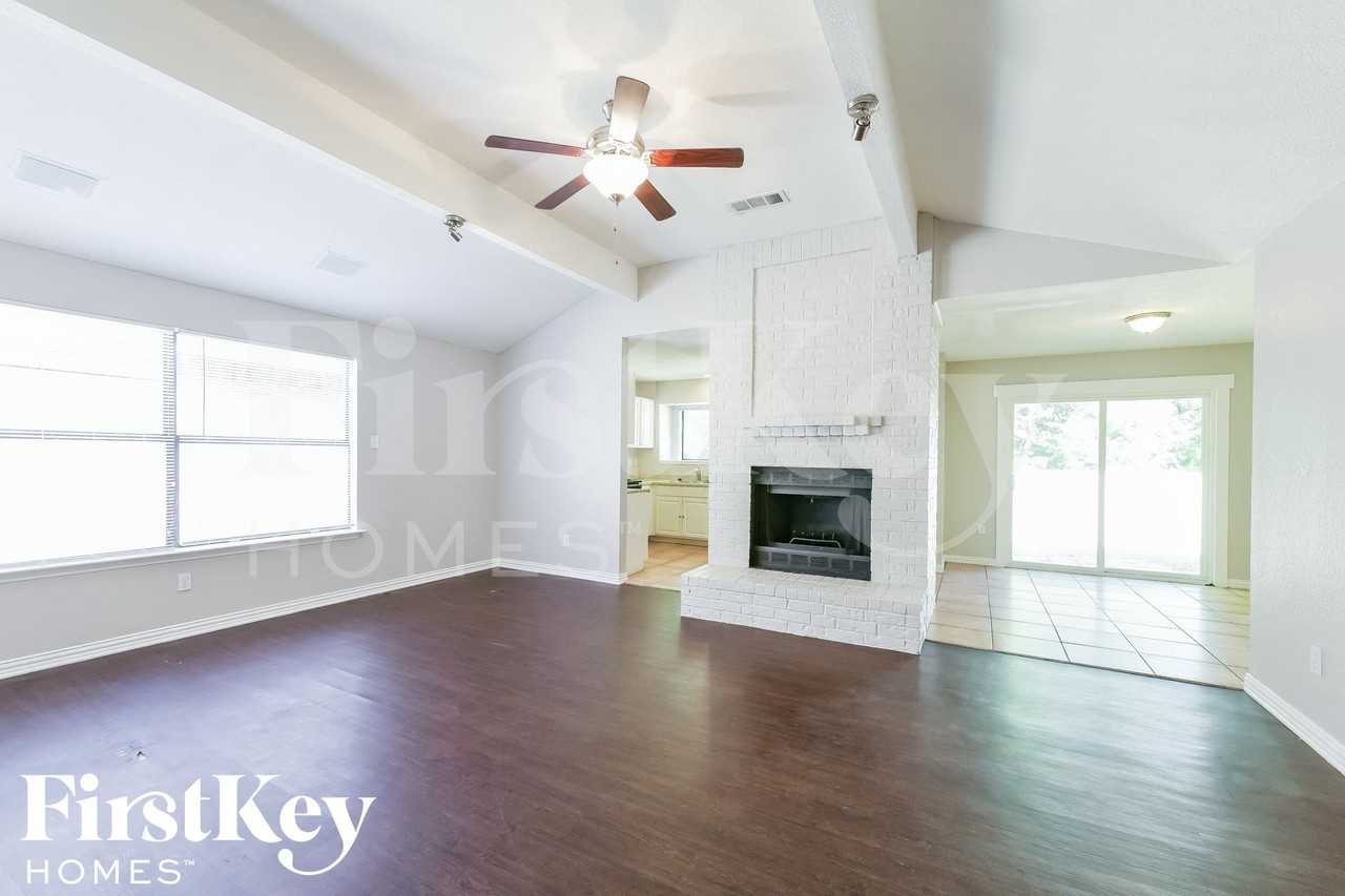 529 Valley Spring Dr - Photo 4 of 15