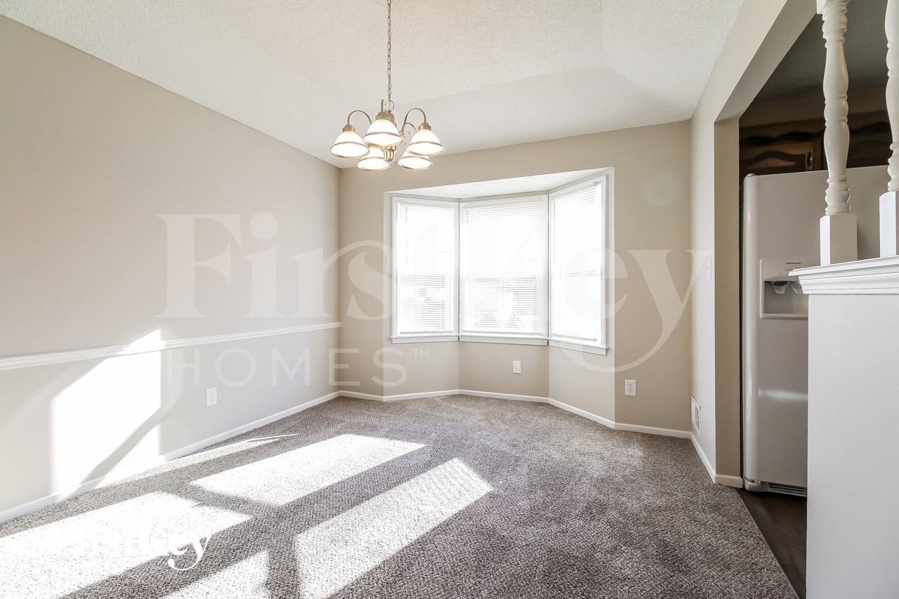 525 Sunset Ln - Photo 4 of 15