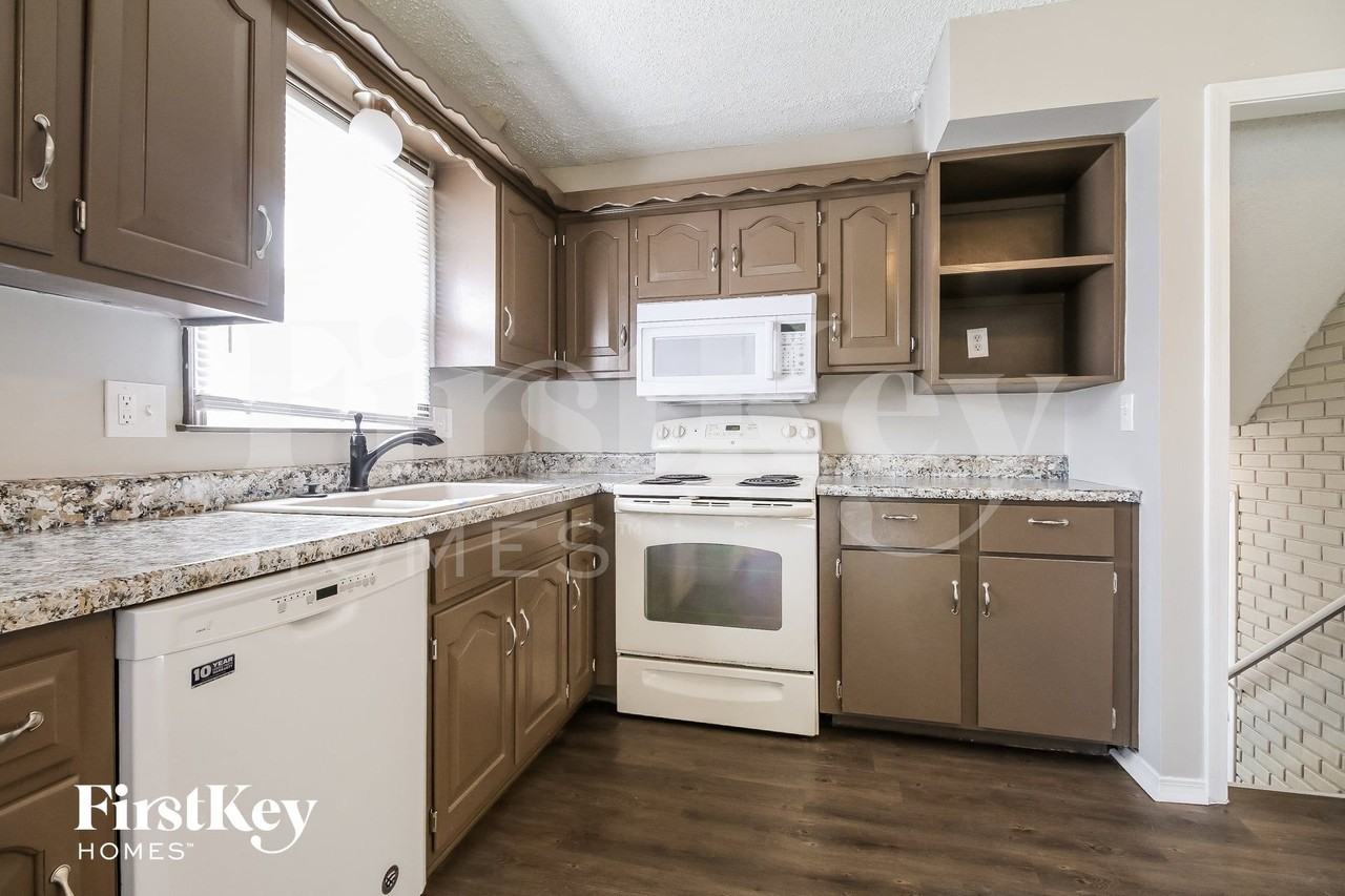 525 Sunset Ln - Photo 5 of 15
