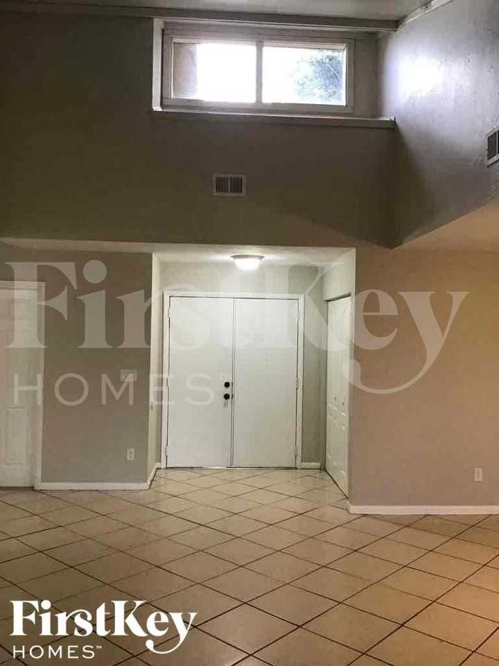 3415 Se 4th Ave - Photo 2 of 18
